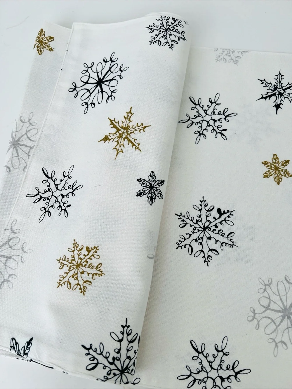 NWOT kate spade White Table Runner with Gold, Black & Silver Snowflakes